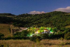 una casa en una colina por la noche con luces en El Horcajo, en Montecorto