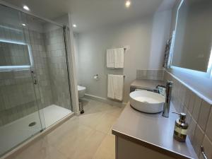 a bathroom with a shower and a sink and a toilet at Appartement mignon calme douillet ascenseur clim étage élevé proche parking et toutes commodités au coeur du Toulon historique in Toulon +44 photos