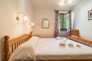 1 dormitorio con 1 cama con 2 toallas en Apartment in Villa vista sole, en Tignale