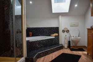 a bathroom with a bath tub and a toilet at Ferienwohnung bei Wolf und Eule in Lohberg