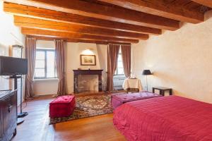 Postel nebo postele na pokoji v ubytování Truly Verona - Delle Erbe suites