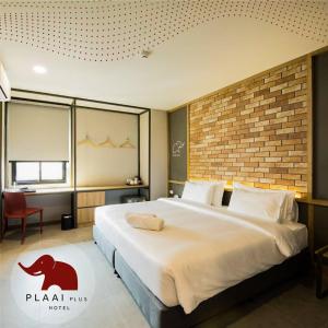 Postel nebo postele na pokoji v ubytování PLAAI Plus Hotel Rayong