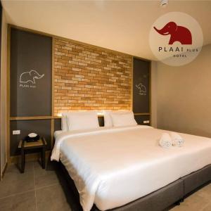 Postel nebo postele na pokoji v ubytování PLAAI Plus Hotel Rayong