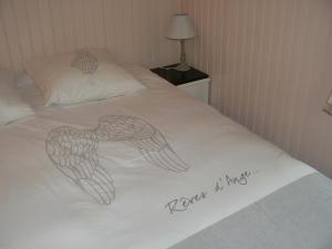 un letto con un disegno di un cuore sopra di chambre insolite dans un chalet a Sampigny