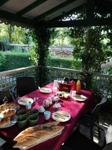 stół z czerwoną tkaniną i jedzeniem w obiekcie chambre insolite dans un chalet w mieście Sampigny