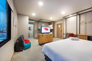 Postel nebo postele na pokoji v ubytování PLAAI Plus Hotel Rayong