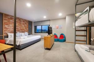Postel nebo postele na pokoji v ubytování PLAAI Plus Hotel Rayong