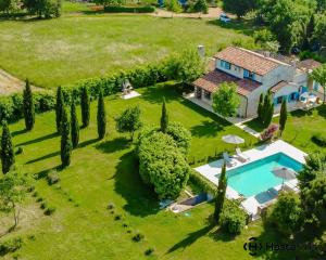 een luchtzicht op een huis met een zwembad en bomen bij Villa Cypress by Istrian Country Houses in Babići