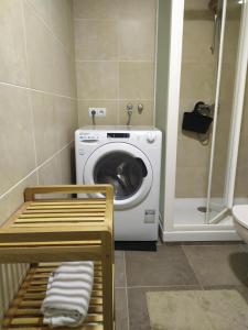 lavadero con lavadora y fregadero en Apartamento Arenys de Munt - Costa Barcelona, Maresme -, en Arenys de Munt
