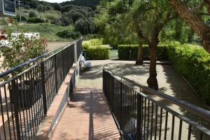 een loopbrug met een metalen hek en een boom bij Apartamento Arenys de Munt - Costa Barcelona, Maresme - in Arenys de Munt