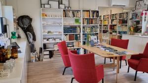 Knihovna v hostelu