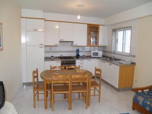 Kuchyň nebo kuchyňský kout v ubytování APARTAMENTOS PASEO DE LORDELO - 2 Izquierda