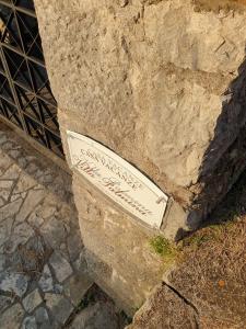 a sign on the side of a rock at Villa Palmina in Castelnuovo Parano
