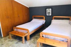 um quarto com duas camas e uma mesa em La casa de Aneta em Barbastro