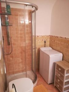 y baño con ducha y aseo. en LIGURIA HOLIDAYS - "Monolocale di Charme" en Camogli