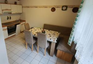 een keuken met een tafel en stoelen in een kamer bij Ferienwohnung Treyer in Oppenau