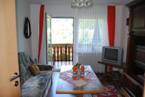 een woonkamer met een bank en een salontafel bij Ferienwohnung Treyer in Oppenau