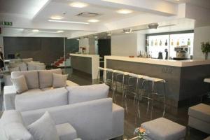 Lounge nebo bar v ubytování Hotel Des Roses