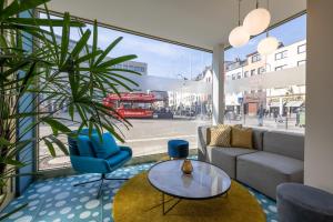 JOYN Cologne - Serviced Apartments في كولونيا: غرفة معيشة مع أريكة وطاولة