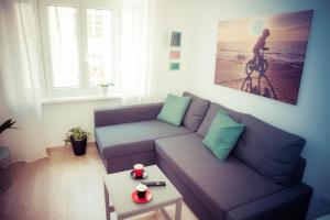uma sala de estar com um sofá e uma mesa em Residence Neverin Trieste em Trieste