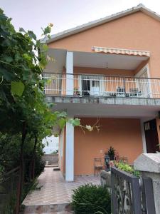 Cette maison dispose d'un balcon et d'une terrasse. dans l'établissement Apartman Čičković, à Bijela