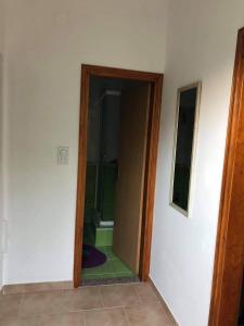 La salle de bains est pourvue d'une douche à l'italienne et d'une porte en verre. dans l'établissement Apartman Čičković, à Bijela