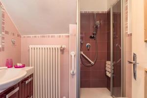 łazienka z prysznicem i umywalką w obiekcie Casa Sicina Alberto w mieście Valfloriana +17 zdjęć