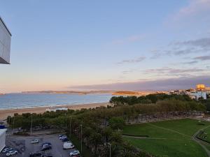vistas a la playa y al océano desde un edificio en ¡Nuevo! Playa de Sardinero con espectaculares vistas, en Santander