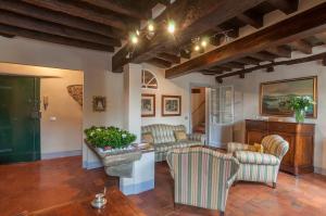 a living room with couches and a table and chairs at B&B Arena di Lucca in Lucca