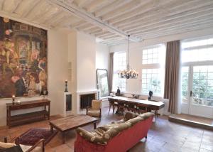 Et opholdsområde på La Table + 30 billeder