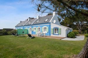 une maison bleue et blanche avec une cour dans l'établissement Maison de 6 chambres a Bangor a 500 m de la plage avec jardin clos et wifi, à Bangor