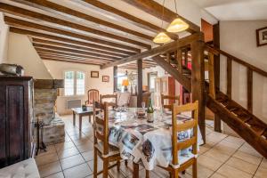 een eetkamer met een tafel en houten plafonds bij Maison de 6 chambres a Bangor a 500 m de la plage avec jardin clos et wifi in Bangor