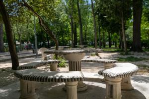 un grupo de mesas y sillas en un parque en Apartments and Rooms Mišić, en Trogir
