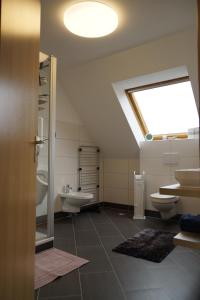 uma casa de banho com 2 lavatórios e 2 WC em Ferienwohnung Leon em Kappel-Grafenhausen