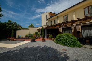 una casa con un patio con plantas frente a ella en Hotel Carignano, en Lucca