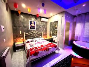 sypialnia z łóżkiem i wanną w obiekcie Hotel Napoleon-Cuore w mieście Qualiano +37 zdjęć