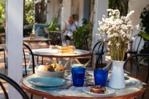 マリーナ・ディ・カンポにあるHotel Punto Verdeの花瓶と食器 +37枚の写真