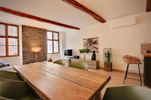 サントロペにあるLe ST Tropezのリビングルーム(木製テーブル、椅子付)