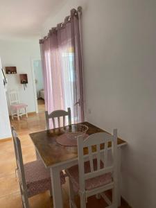jadalnia z drewnianym stołem i krzesłami w obiekcie Center Holiday Corralejo 2 w Corralejo
