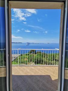 balcone con vista sull'oceano. di Apartments Lira a Mlini