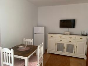 jadalnia ze stołem i lodówką w obiekcie Center Holiday Corralejo 2 w Corralejo