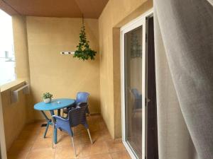 mały niebieski stół i krzesła w pokoju w obiekcie Center Holiday Corralejo 2 w Corralejo +5 zdjęć