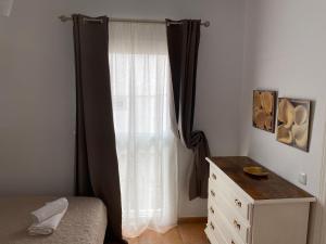 Łóżko lub łóżka w pokoju w obiekcie Center Holiday Corralejo 2