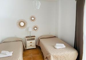 Łóżko lub łóżka w pokoju w obiekcie Center Holiday Corralejo 2