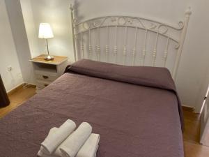 um quarto com uma cama com duas toalhas em Center Holiday Corralejo 2 em Corralejo