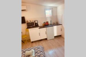 a kitchen with a sink and a microwave at Studio cosy avec possibilité piscine en supplément in Toulon