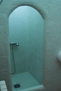 カサジャ・デ・ラ・シエラにあるLa Cartuja de Cazallaの緑のタイル張りのバスルーム(シャワー付)
