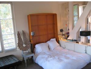 En eller flere senger på et rom på duplex top central Marais