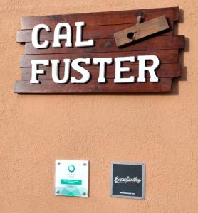 een bord op een muur dat zegt call fighter bij Casa rural Cal Fuster Experience in Terrades