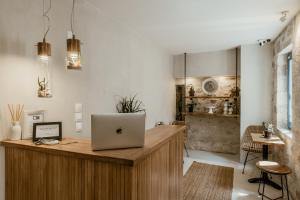 um escritório com um computador portátil numa secretária de madeira em Bohèmian Boutique Hotel Lefkada em Lefkada